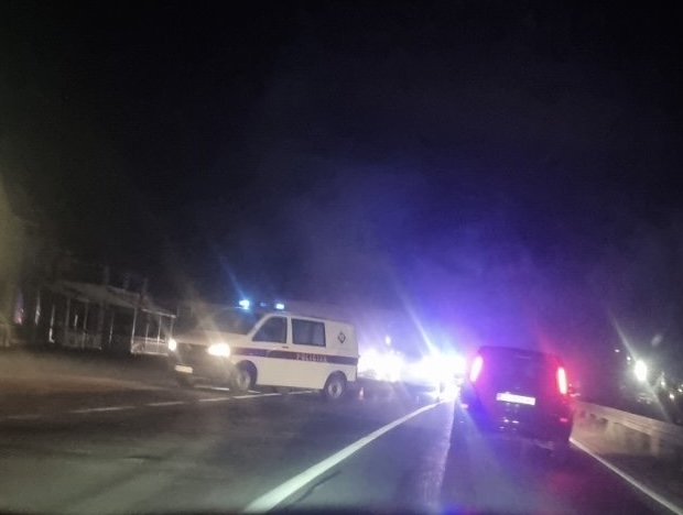 DRAMA NA M-17: Automobil se zakucao u benzinsku pumpu – izbio požar!