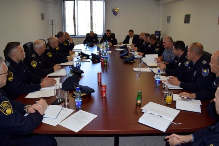 Komesar Gazić održao sastanak sa komandirima policijskih stanica