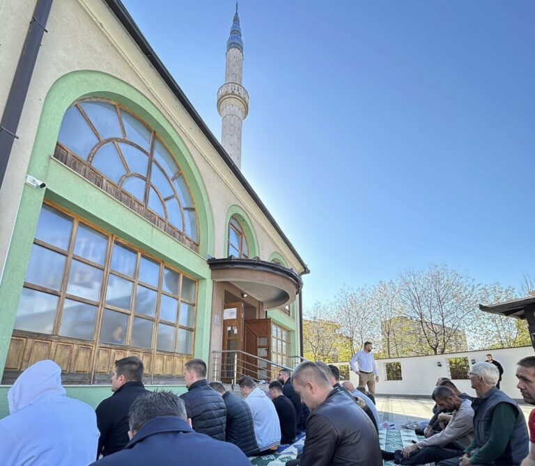 PRELIJEP PRIZOR IZ ZENICE: Džuma klanjana na suncem obasjanom otvorenom prostoru