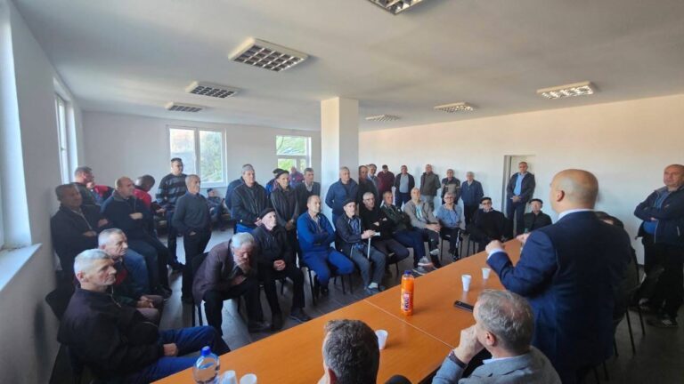 Premijer Pivić i saradnici uz narod klanjali džumu u Brizniku: Najavljeni novi milionski projekti