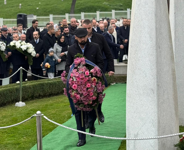 Federalni ministar unutrašnjih poslova Ramo Isak položio vijenac na mezar Alije Izetbegovića