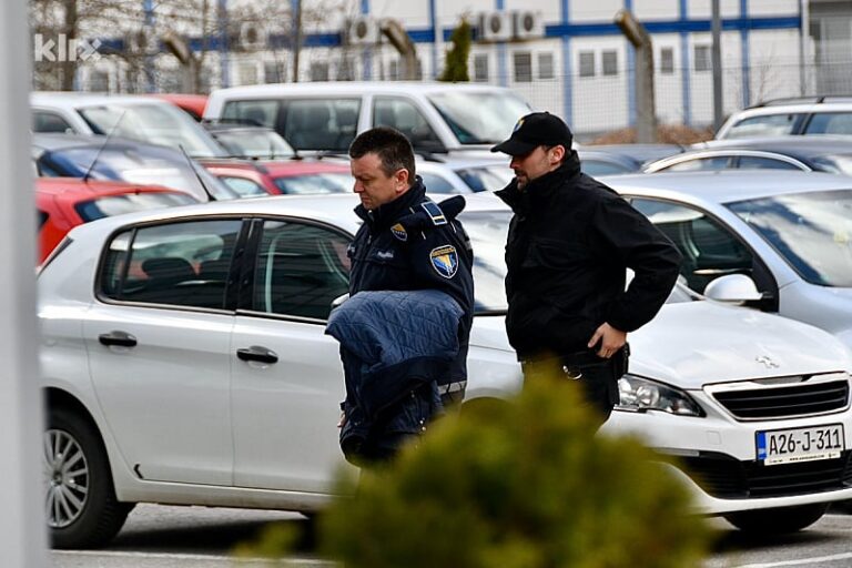 Akcija Granične policije: Osam osoba osumnjičeno da su na pijaci Arizona švercali poznate robne marke