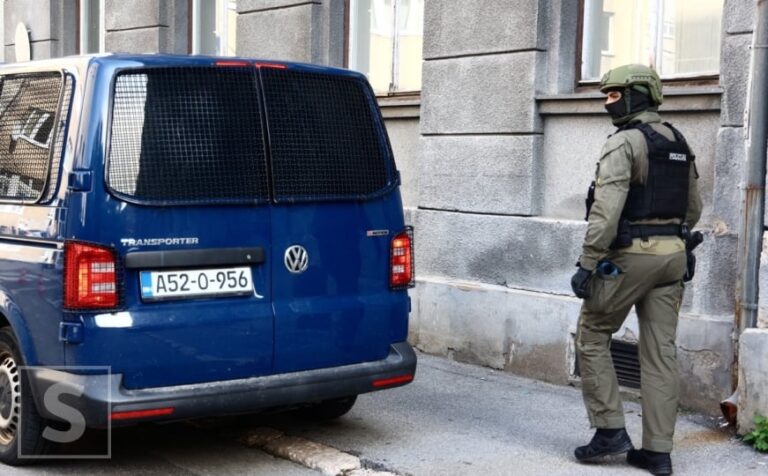 Eksplozija u centru grada: Oštećena tri vozila