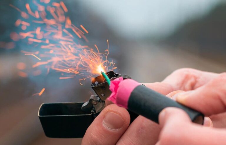 Djed (72) zapalio petardu pa mu eksplodirala u ruci