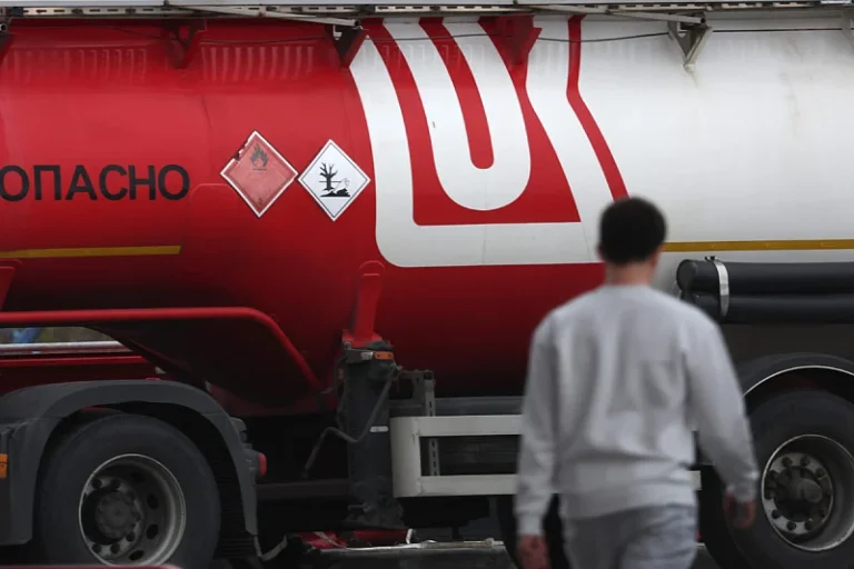 Prvi efekt Trumpovih sankcija: Ruski Lukoil prodaje stranu imovinu i gasi pumpe zbog sve većeg pritiska