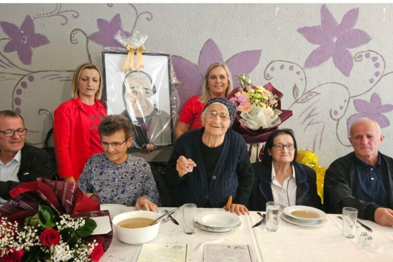 Baka Stana iz Mrkonjić Grada proslavila 100. rođendan: “Mnogo sam se napatila, danas sam sretna”
