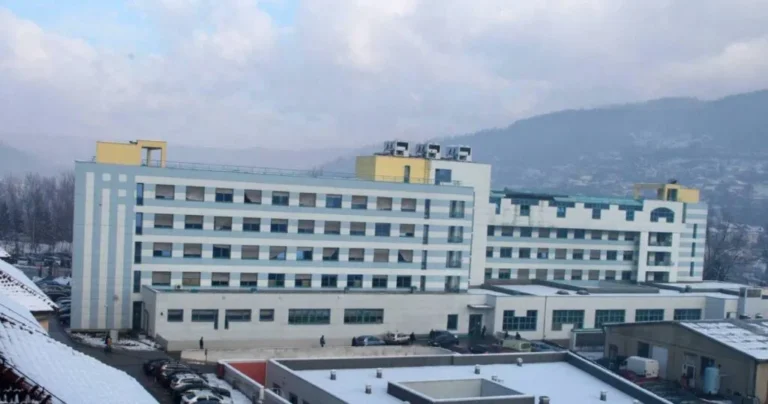 Crni dan u TK: Muškarac skočio sa prozora UKC-a, nije mu bilo spasa