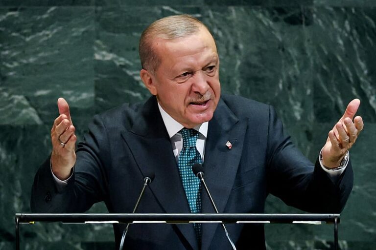 Da li se Vučić sveti Erdoganu preko Crne Gore? Spontani bunt ili režirana operacija