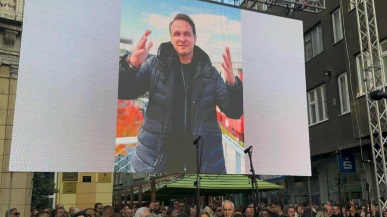 Enis Bešlagić se obratio sa skupa ispred Vječne vatre: Odavde će kucati srce Sarajeva za cijeli svijet