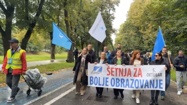 Šetnja prosvjetnih radnika za bolje obrazovanje povodom Dana učitelja u Sarajevu