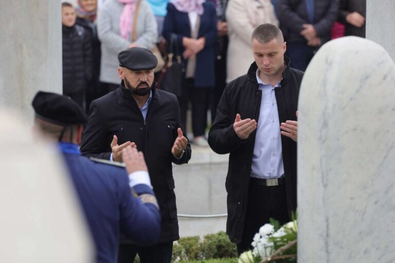 Federalni ministar unutrašnjih poslova Ramo Isak položio vijenac na mezar Alije Izetbegovića