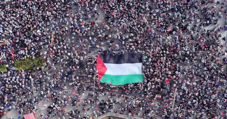 (FOTO) Hiljade ljudi marširalo Istanbulom u znak podrške humanitarnoj flotili za Gazu