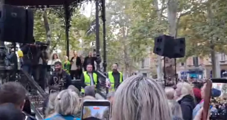 (FOTO/VIDEO) Suze i pjesma na Zrinjevcu: Zagrepčani se okupili u čast Halidu Bešliću