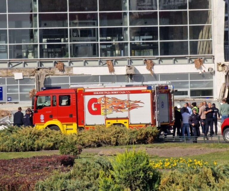 Građani Novog Sada obilježili 11 mjeseci od tragedije na Željezničkoj stanici