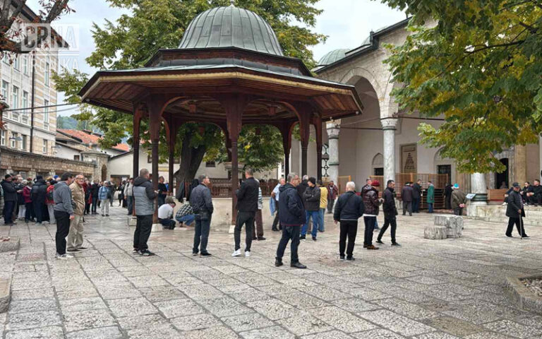 Građani se već okupljaju ispred Begove džamije kako bi klanjali dženazu Halidu Bešliću