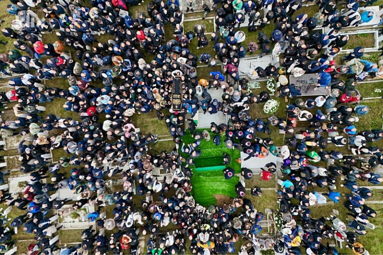 Halid Bešlić ukopan na groblju Bare: Na vječni počinak ispratile ga hiljade ljudi