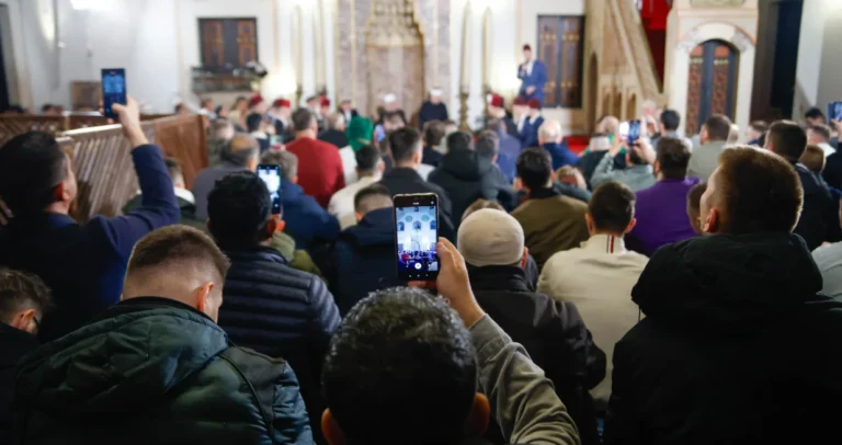 Haos u bošnjačkom džematu na džumi: Grupa muškaraca napala imama tokom hutbe