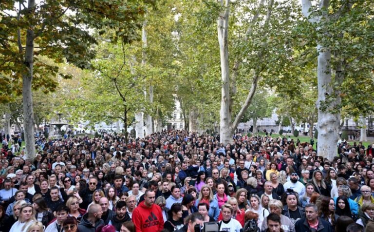 Hiljade  građana na Zrinjevcu: Zagreb se okupio u čast Halida Bešlića