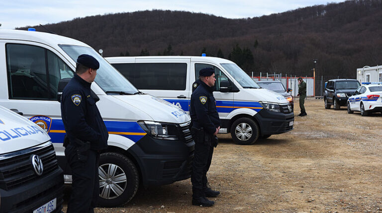 Hrvatska policija na nogama: Muškarac pokušao ubiti ženu i kćerku, pa počinio samoubistvo
