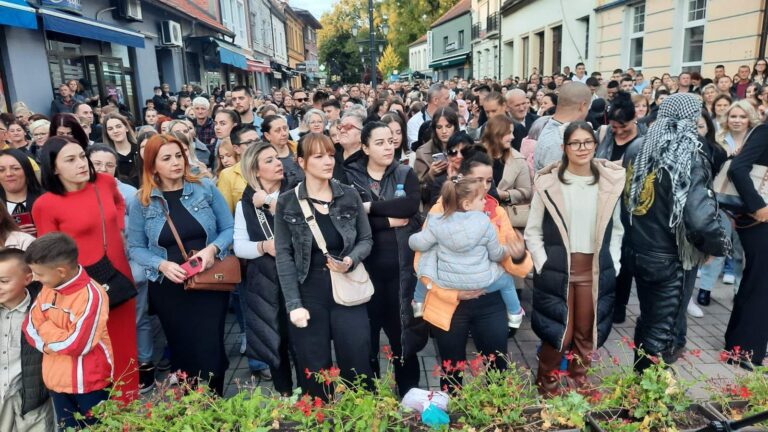 Ispred Sahat-kule stotine Gračanlija pjevale za Halida, Mahir Mulalić: Bešlić je bio čovjek pretočen u stih