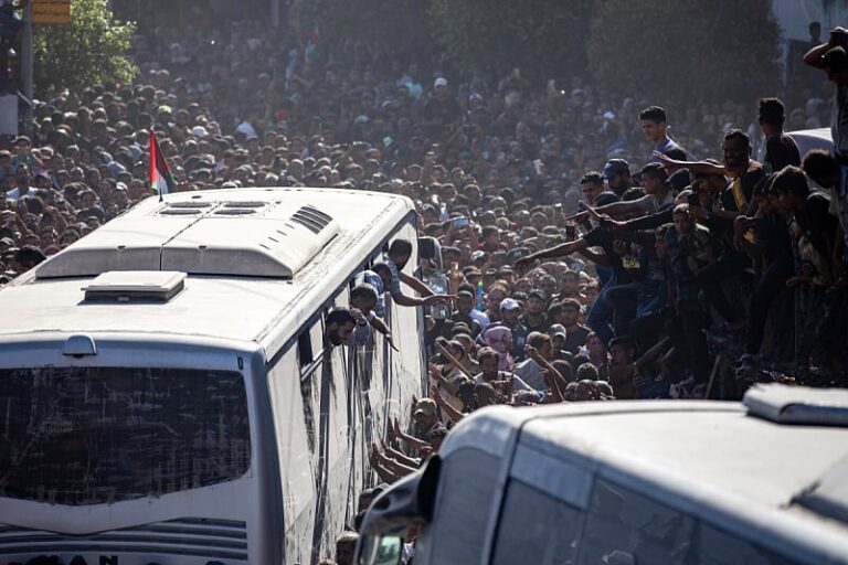 Izrael pustio više od 1.700 Palestinaca koji su bili zarobljeni, optužili Hamas za kršenje sporazuma