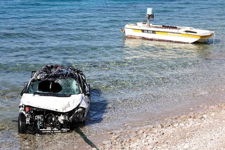 Izvučen automobil iz mora u Hrvatskoj: Četiri osobe poginule, sletjele u provaliju duboku 70 metara