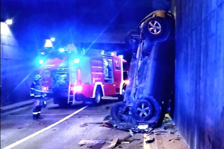 Kazna je ‘otrijeznila’: Vozačica pijana vozilom propala u podvožnjak, intervenisali vatrogasci