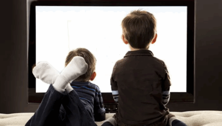 Ko će otvoriti srce i dom? Oko 1.400 djece u BiH živi bez roditeljskog staranja