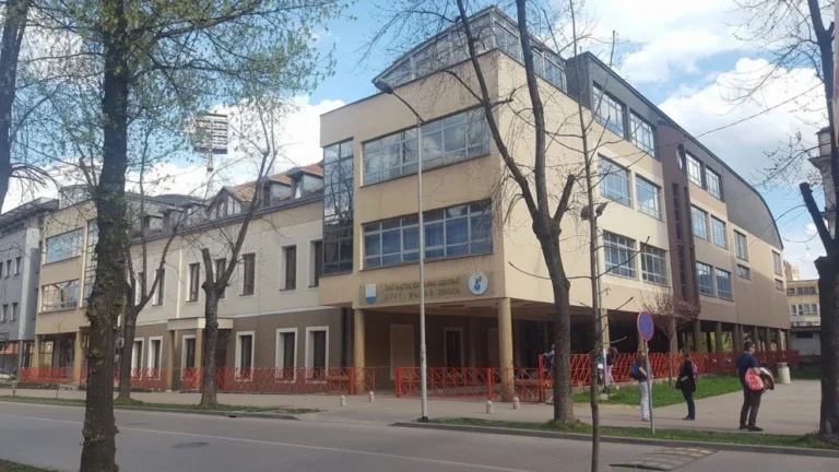 Školski centar u Zenici donio odluku: Zabranjeno nošenje telefona i učenicima i zaposlenicima