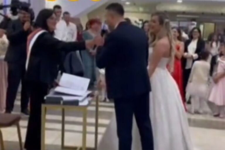 Mladoženja iz Srbije izjavom osvojio region: „Je l’ mogu, mama?“