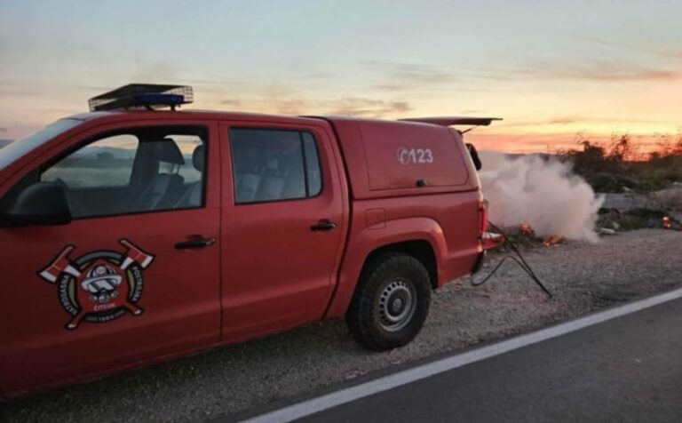 Morali intervenisati vatrogasci: Pored ceste izbio požar koji se širi zbog vjetra