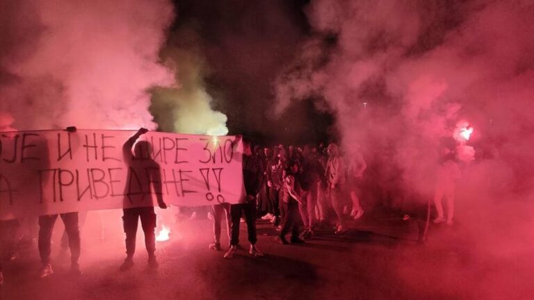 MUP Crne Gore: Privedeno 11 lica koja su imala namjeru da sa fantomkama, bakljom i marihuanom dođu na protest ispred Vlade