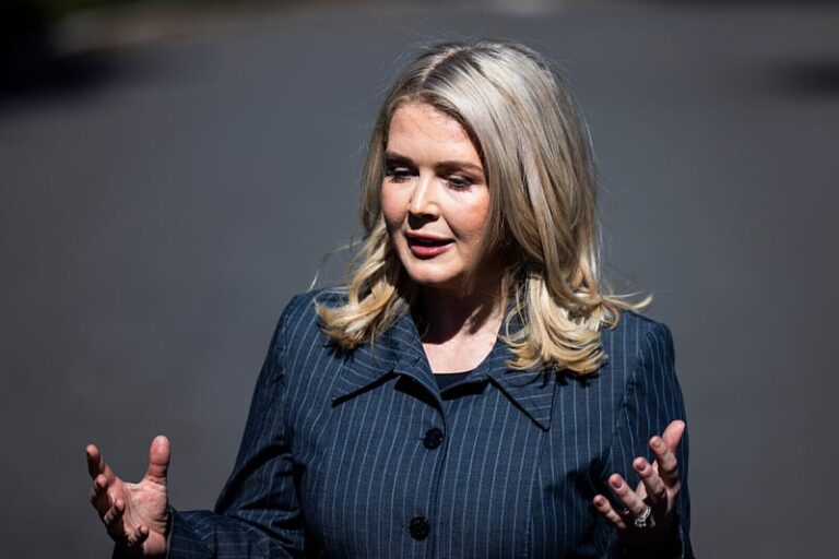 Na pitanje ko je odlučio lokaciju sastanka Trumpa i Putina, iz Bijele kuće novinaru poručili “Tvoja mama”