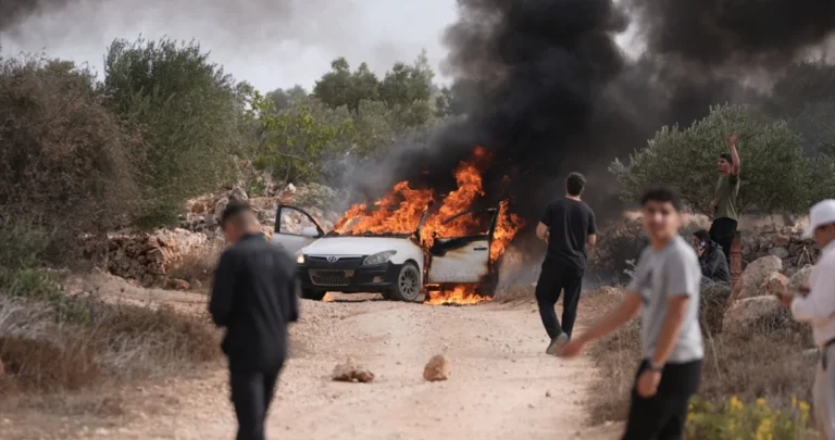 Napadi nisu samo raketama: Izraelski nelegalni doseljenici pale automobile Palestincima