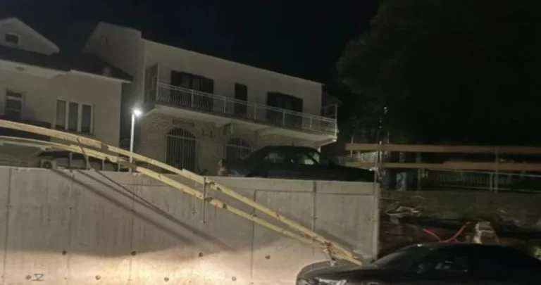 Nevrijeme izazvalo haos u bh. gradu: Vjetar srušio ogradu na vozilo, stablo palo na cestu…