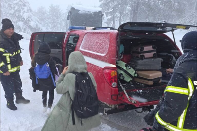 Nevrijeme u Srbiji: Dva autobusa s 88 učenika zaglavljena u snijegu — svi evakuisani