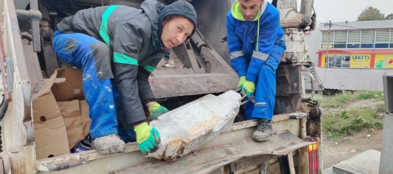 Nišan bačen u smeće: Radnici Vodokoma ga iznijeli iz podzemnih kontejnera