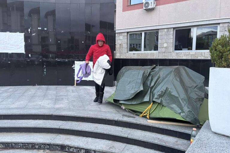 Nisu je spriječile ni niske temperature: Amela 23. dan štrajkuje na bihaćkom trgu zbog borbe za dijete