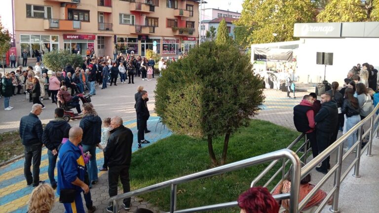 Od Halida Bešlića se oprostili i u gradu odakle je bio njegov bend