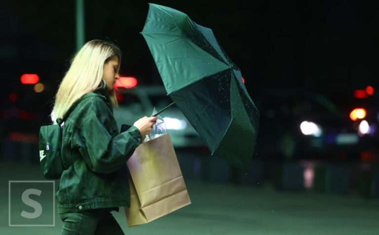 Oktobar je, počinje sezona kiša: Kišobranima prekriveno Sarajevo tone u noć