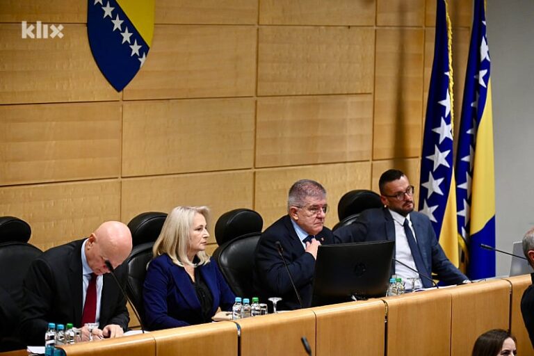 Opozicija optužila vlast da su na lukav način u parlamentu danas spriječili raspravu o aferi koja potresa Vladu FBiH i FUP