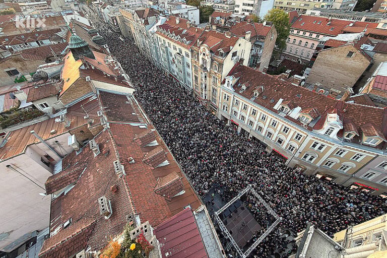 Oproštajnom skupu za Halida Bešlića u Sarajevu prisustvovalo više od 20.000 ljudi