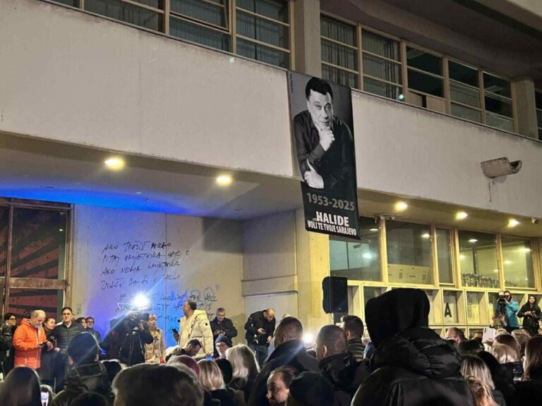 Pjesma, suze i jecaji ispred Doma mladih: Građani došli da odaju počast velikom Halidu Bešliću!