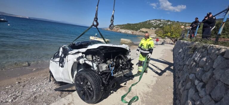 Pogledajte fotografije: Vozilo sletjelo u provaliju i more, poginule četiri osobe