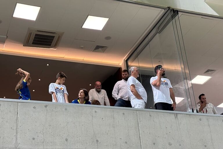 Porodica Džeko na tribinama pruža podršku Zmajevima