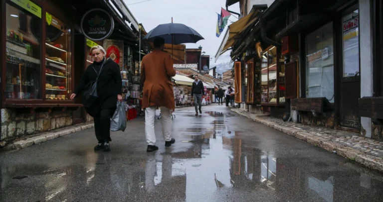 Pripremite kišobrane, počelo je: Formira se ciklon i u narednim satima donosi promjenu vremena