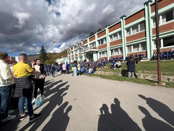 Radnici UNIS GINEX-a obustavili proizvodnju – najavljeni masovni protesti i moguće blokade grada