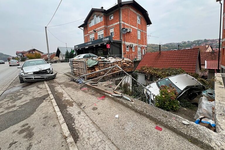 Saobraćajna nesreća u Banjoj Luci: Automobil probio ogradu i završio u dvorištu kuće