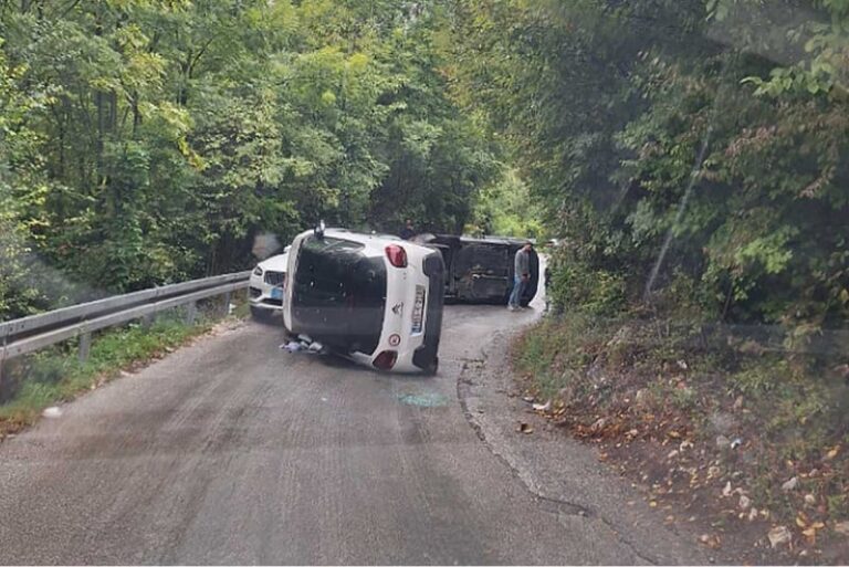 Sarajevo: Saobraćajna nesreća na Darivi, dva automobila se prevrnula