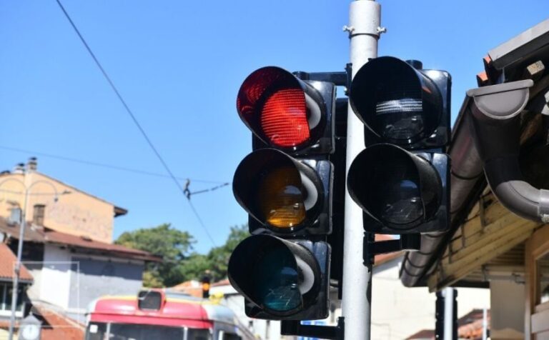 Semafori s četiri svjetla? Evo zašto će uvesti i bijelu boju, bit će to velika promjena u saobraćaju